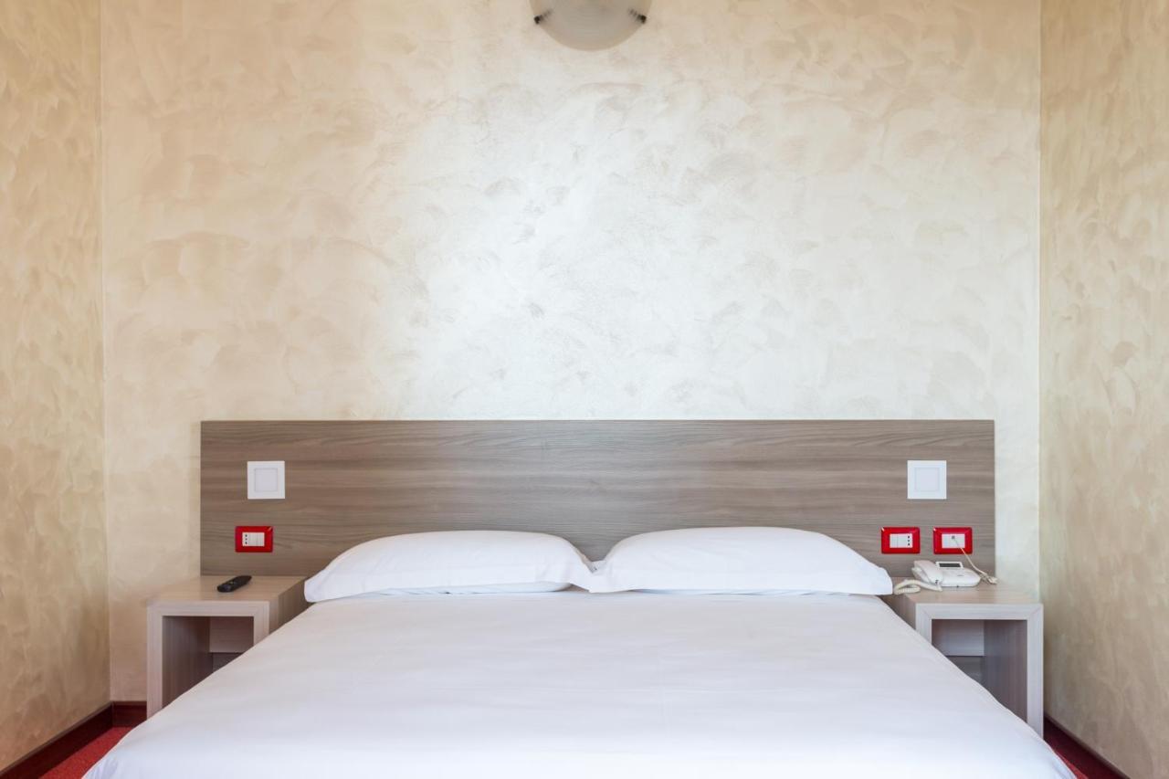 Hotel Italia Dormelletto Eksteriør billede